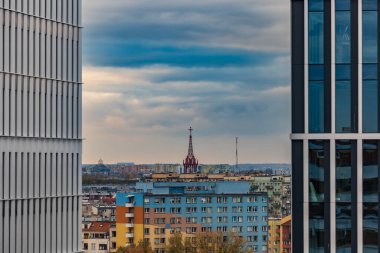 Wroclaw, Polonya - 12 Kasım 2023: Wroclaw şehrinin güzel ve renkli manzarası kurumsal binalar, kuleler ve diğer yapılar 10. kattan bulutlu bir şekilde görülebiliyor.