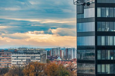 Wroclaw, Polonya - 12 Kasım 2023: Wroclaw şehrinin güzel ve renkli manzarası kurumsal binalar, kuleler ve diğer yapılar 10. kattan bulutlu bir şekilde görülebiliyor.