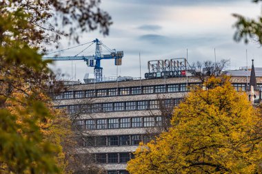 Wroclaw, Polonya - 12 Kasım 2023: Wroclaw şehrindeki en eski alışveriş merkezinin güzel cephesi 