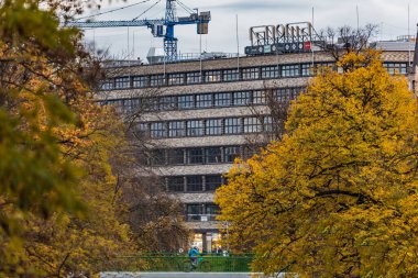 Wroclaw, Polonya - 12 Kasım 2023: Wroclaw şehrindeki en eski alışveriş merkezinin güzel cephesi 