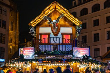 Wroclaw, Polonya - 25 Kasım 2023: Şehir merkezindeki modern noel pazarında güzel ve renkli dekorasyonlar, yapılar ve cepheler