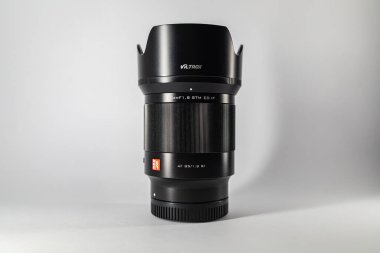 Wroclaw, Polonya - 18 Aralık 2023: Aynasız Canon kamera için kamera merceği RF montajlı Viltrox RF 85mm f1.8 STM beyaz arka planda