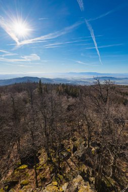Güneşli bir kış sabahı kuleden görülebilen sisle kaplı güzel dağ manzarası.