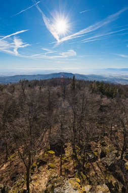 Güneşli bir kış sabahı kuleden görülebilen sisle kaplı güzel dağ manzarası.
