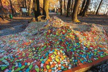 Sobotka, Polonya - 29 Ocak 2024: Dağın aşağısındaki Sleza dağlarının kesiştiği yerde çok güzel renkli mozaik yapı 