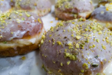 Fıstık kremalı ve ezilmiş fıstıklı ve turuncu çöreklerle dolu bir kutu.