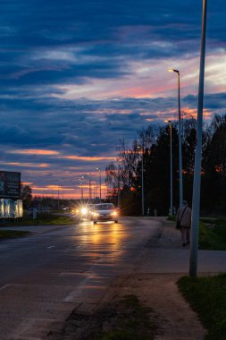 Wroclaw, Polonya - 29 Mart 2024: Güzel bulutlu mavi saat güzel günbatımından sonra uzun Rakietowa caddesinde