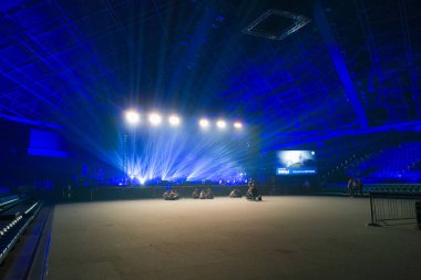 Wroclaw, Polonya - 7 Mart 2024: Orbita konser salonunun ana sahnesinin içi Hillsong London ve niemaGOtu ibadet konserinden önce bir çok renkli ışıkla aydınlatıldı 