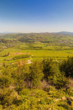 Walbrzych dağlarının güzel manzarası güneşli bir günde Gomolnik Maly dağının tepesindeki yeni izleme platformundan görüldü.