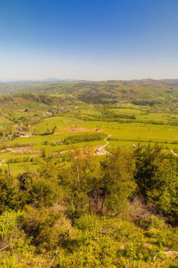 Walbrzych dağlarının güzel manzarası güneşli bir günde Gomolnik Maly dağının tepesindeki yeni izleme platformundan görüldü.