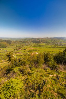 Walbrzych dağlarının güzel manzarası güneşli bir günde Gomolnik Maly dağının tepesindeki yeni izleme platformundan görüldü.