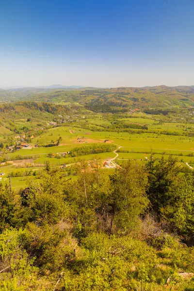 Walbrzych dağlarının güzel manzarası güneşli bir günde Gomolnik Maly dağının tepesindeki yeni izleme platformundan görüldü.