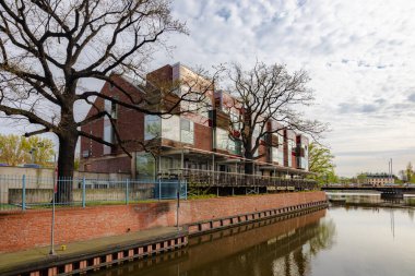 Wroclaw, Polonya - 6 Nisan 2024: Odra Nehri 'ne bakan Przystan marina Restoranında Modern Riverside Yemeği