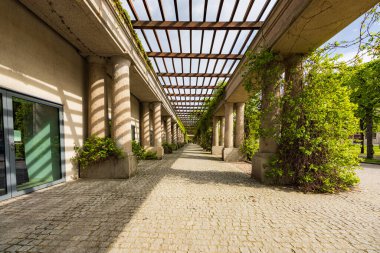 Wroclaw, Polonya - 14 Nisan 2024 Wroclaws Centennial Hall 'da Pergola Altında Huzur Yolu
