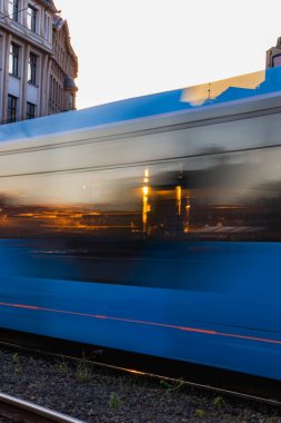 Wroclaw, Polonya - 25 Nisan 2024: Wroclaw 'ın Vibrant Cityscape' inde Sunset, Olawska Caddesi 'nde Mavi Tramvay Hızı
