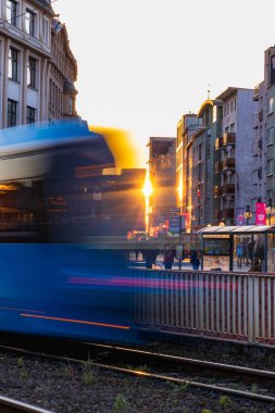 Wroclaw, Polonya - 25 Nisan 2024: Wroclaw 'ın Vibrant Cityscape' inde Sunset, Olawska Caddesi 'nde Mavi Tramvay Hızı