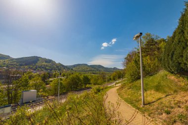 Jedlina-Zdroj, Polonya - 30 Nisan 2024: Kamienne Dağları 'nın büyüleyici Jedlina-Zdroj kasabasına bakan panoramik manzarası ve aşağıdaki demiryolu rayları