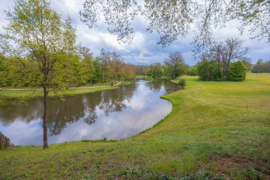 Bereketli Bahar Manzarasında Serene Pond