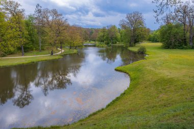 Bereketli Bahar Manzarasında Serene Pond