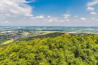 Mavi Gök Altında Manzaralı Bir Kırsal Görünüm