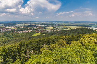 Mavi Gök Altında Manzaralı Bir Kırsal Görünüm