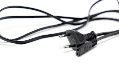 Bir tarafında elektrik bağlantısı olan uzun siyah kablo ve sonunda cihazı şarj etmek için