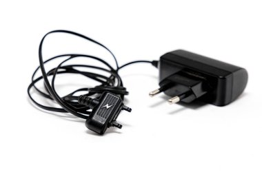 Belirli cıvataları ve bağlantıları olan eski bir cep telefonu şarj cihazı