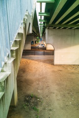 Varşova, Polonya - 14 Haziran 2024: Otobüs ve Araba Görüntü ile Şehir Altgeçidi