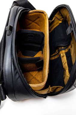 Wroclaw, Polonya - 26 Haziran 2024: Karanlık deri benzeri ve su geçirmez kamera çantası Gomatic ve Peter McKinnon tarafından damgalanmış ve içinde kahverengi detaylar var