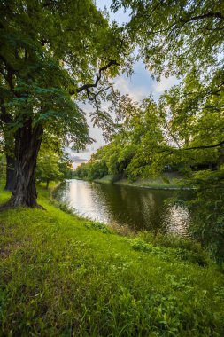 Sükunet Şehir Hendeği Gün batımında Yeşillik ile çevrili
