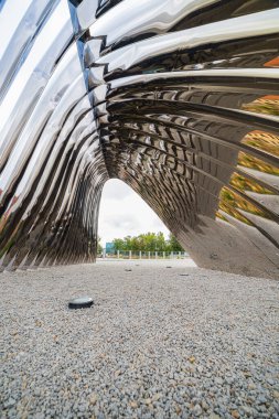 Wroclaw, Polonya - 3 Temmuz 2024: Wrocaw 'daki Daliowa Adası' nda Oskar Zieba 'nın NAWA Heykeli