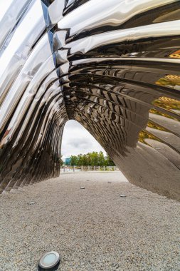 Wroclaw, Polonya - 3 Temmuz 2024: Wrocaw 'daki Daliowa Adası' nda Oskar Zieba 'nın NAWA Heykeli