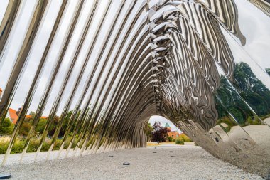 Wroclaw, Polonya - 3 Temmuz 2024: Wrocaw 'daki Daliowa Adası' nda Oskar Zieba 'nın NAWA Heykeli