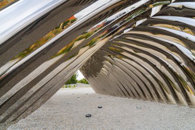 Wroclaw, Polonya - 3 Temmuz 2024: Wrocaw 'daki Daliowa Adası' nda Oskar Zieba 'nın NAWA Heykeli