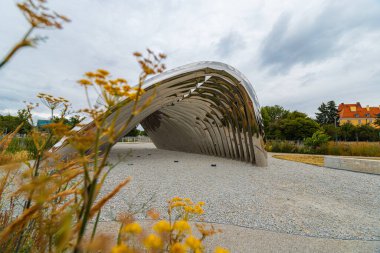 Wroclaw, Polonya - 3 Temmuz 2024: Wrocaw 'daki Daliowa Adası' nda Oskar Zieba 'nın NAWA Heykeli