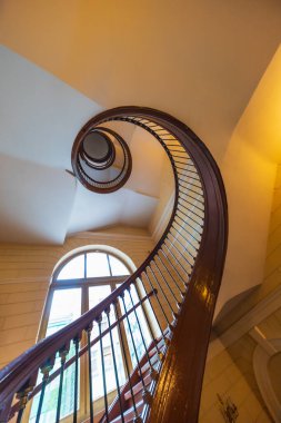 Wroclaw, Polonya - 3 Temmuz 2024: Tarihi Konut Binasındaki Zarif Tahta Sarmal Merdiven