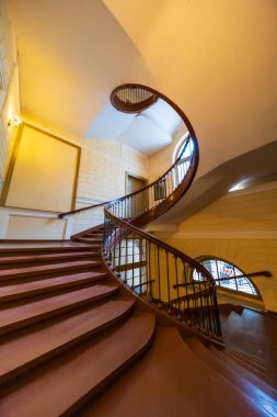 Wroclaw, Polonya - 3 Temmuz 2024: Tarihi Konut Binasındaki Zarif Tahta Sarmal Merdiven