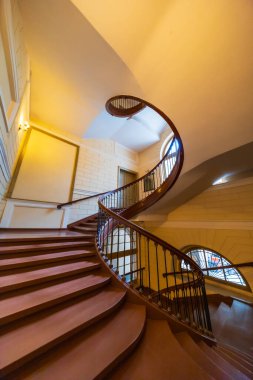 Wroclaw, Polonya - 3 Temmuz 2024: Tarihi Konut Binasındaki Zarif Tahta Sarmal Merdiven