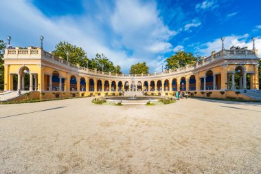 Wroclaw, Polonya - 24 Temmuz 2024: Wroclaw Tarih Merkezi 'ndeki Partisan Tepesi' nin merkezinde büyük yuvarlak çeşmeli güzel yenilenmiş Saddlebag Bastion