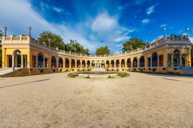 Wroclaw, Polonya - 24 Temmuz 2024: Wroclaw Tarih Merkezi 'ndeki Partisan Tepesi' nin merkezinde büyük yuvarlak çeşmeli güzel yenilenmiş Saddlebag Bastion