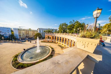 Wroclaw, Polonya - 24 Temmuz 2024: Wroclaw Tarih Merkezi 'ndeki Partisan Tepesi' nin merkezinde büyük yuvarlak çeşmeli güzel yenilenmiş Saddlebag Bastion