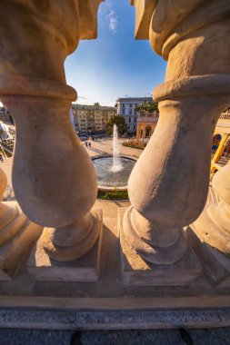 Wroclaw, Polonya - 24 Temmuz 2024: Partizan Tepesi 'ndeki eyer çantasının merkezindeki çeşmenin üzerinde güzel bulutlu bir gün batımı