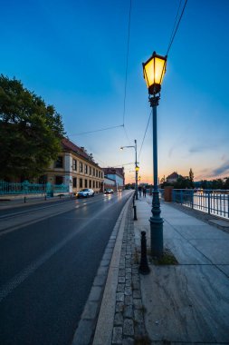 Wroclaw, Polonya - 25 Temmuz 2024: Odra Nehri ve Wroclaw 'daki Kaldırımın Mavi Saati
