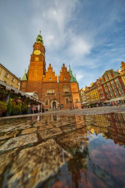 Wroclaw, Polonya - 31 Temmuz 2024: Wroclaw, Polonya 'da Canlı Pazar Meydanı Renkli Tarihi Binalar ve Günbatımında Meşgul Sokak Hayatı