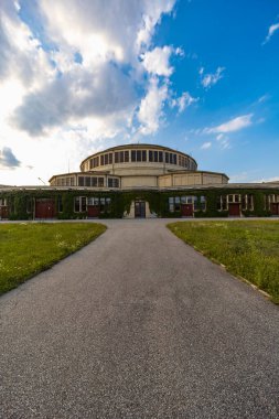 Wroclaw, Polonya - 12024 Ağustos: Wroclaw Centennial Hall Güneşli bir günde ağaçlarla kaplı bir yolun sonunda