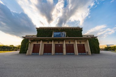 Wroclaw, Polonya - 12024 Ağustos: Wroclaw Centennial Hall Güneşli bir günde ağaçlarla kaplı bir yolun sonunda