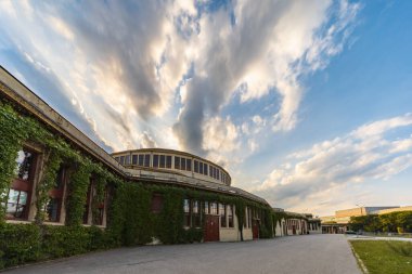 Wroclaw, Polonya - 12024 Ağustos: Wroclaw Centennial Hall Güneşli bir günde ağaçlarla kaplı bir yolun sonunda