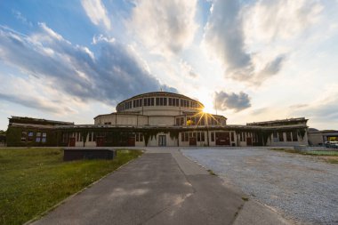 Wroclaw, Polonya - 12024 Ağustos: Wroclaw Centennial Hall Güneşli bir günde ağaçlarla kaplı bir yolun sonunda