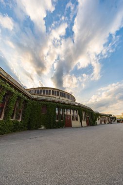 Wroclaw, Polonya - 12024 Ağustos: Wroclaw Centennial Hall Güneşli bir günde ağaçlarla kaplı bir yolun sonunda