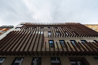 Wroclaw, Polonya - 3 Ağustos 2024: Zarif Dikey Tahta Döşemeler, Çağdaş Mimari Tasarımı Doğal Elementlerle Birleştiren Modern Yenilenmiş Bina Cephesi